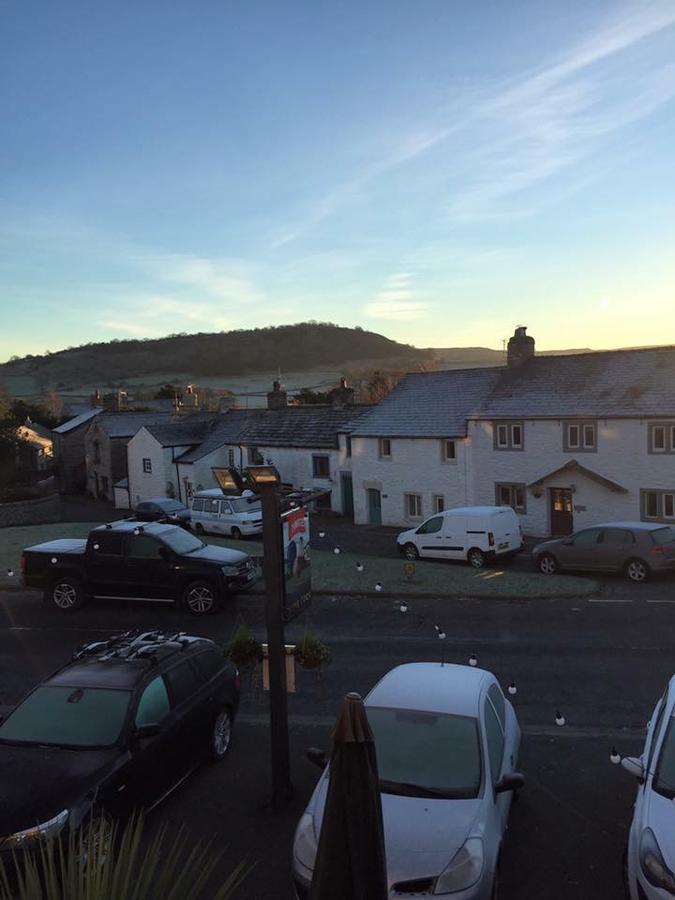 The Game Cock Inn Austwick Exteriör bild